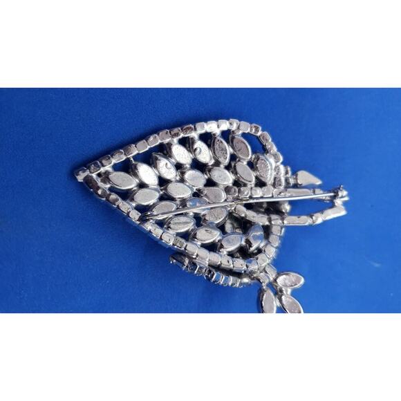 Vintage RARE Kramer NY Leaf Brooch Rhinestone Huge Layered Ribbons Signed - Picture 6 of 13